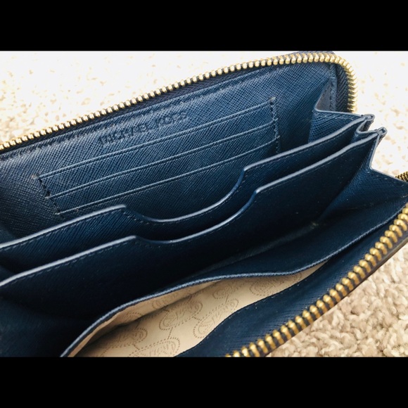 Michael Kors orang red wristlet - Picture 2 of 2